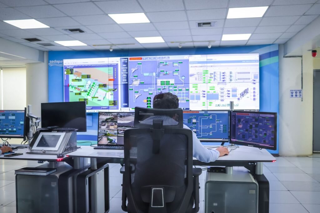 Datos y Transformación Digital Operator in a modern control room managing technological systems in El Agustino, Lima.